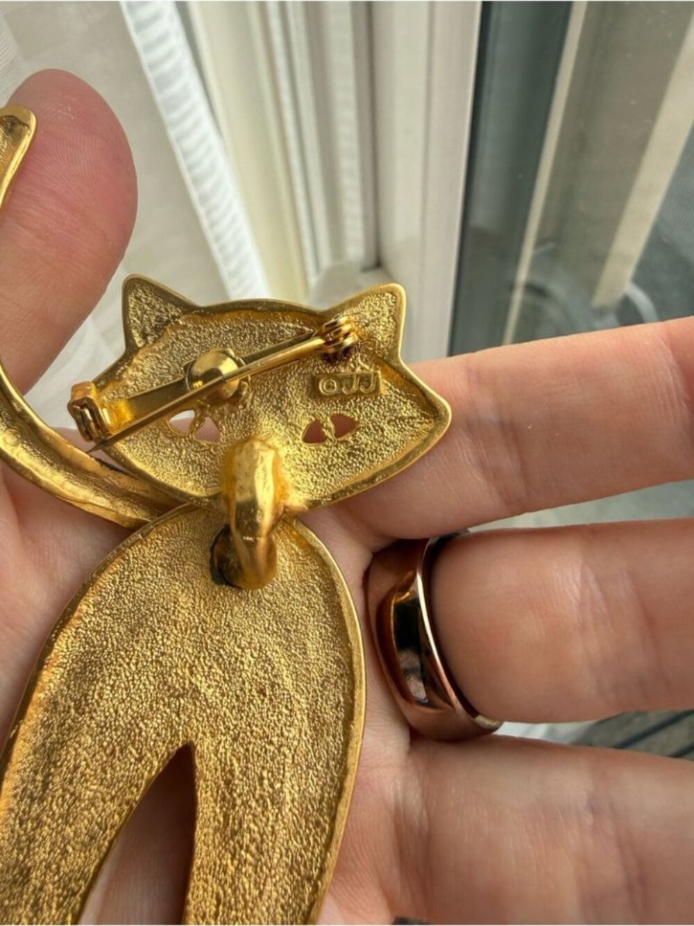 JJ GOLD TONE SATIN FINISH CAT PIN MOVABLE DANGLING BROOCH 3.5" - Picture 5 of 5